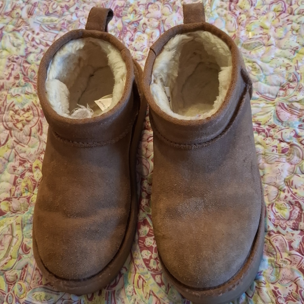 UGG sz 4, Chestnut colored, classic ultra mini platform boots. Shearing lining